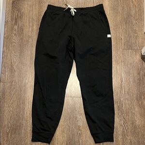 Vuori Performance Jogger Pants in Black Heather